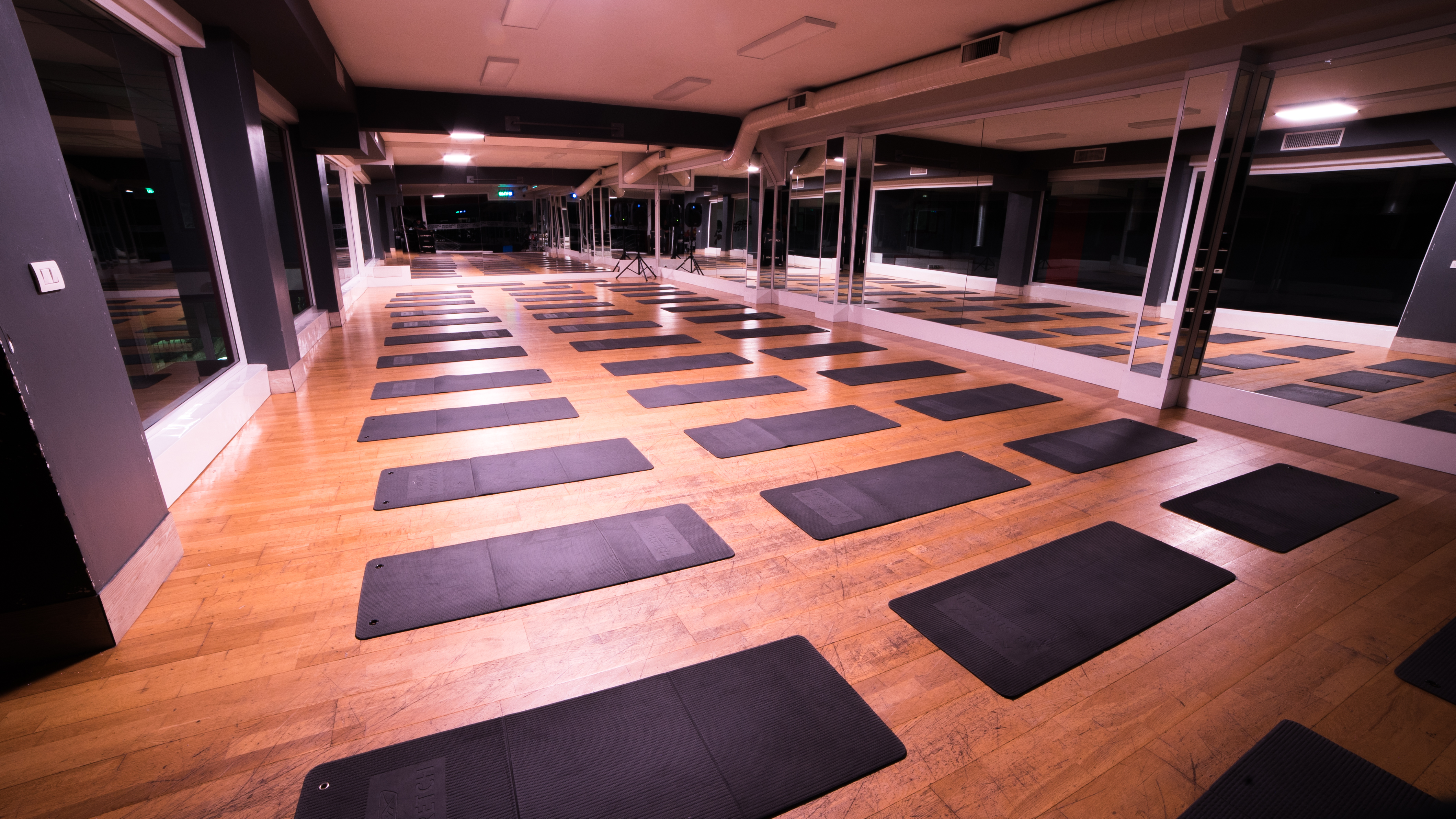 Lezione di yoga in sala corsi fitness