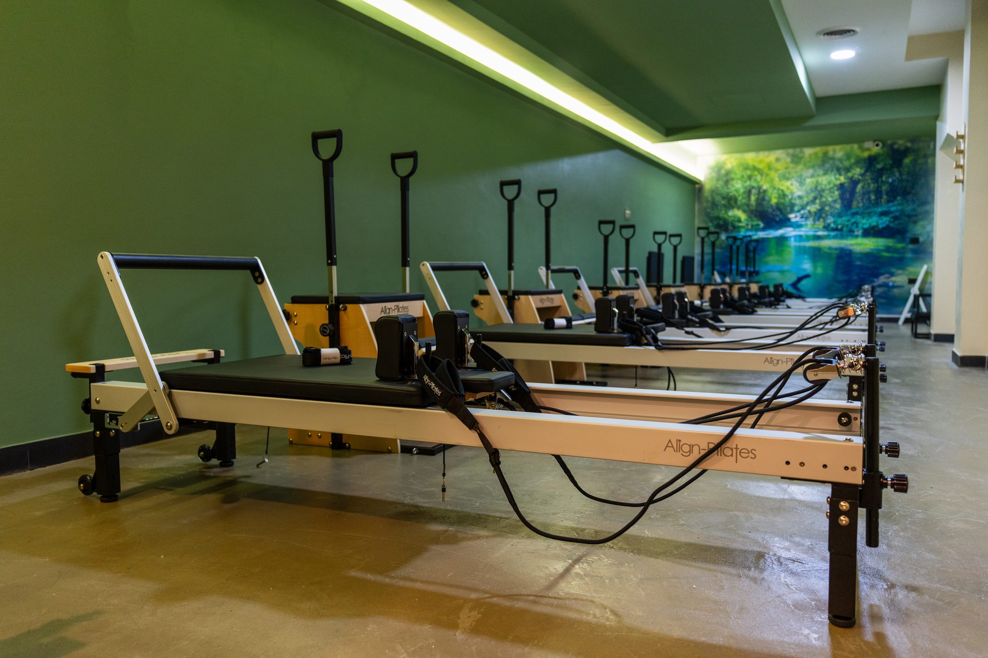 Sala con Reformer, Tower e Chair per livelli intermedi e avanzati