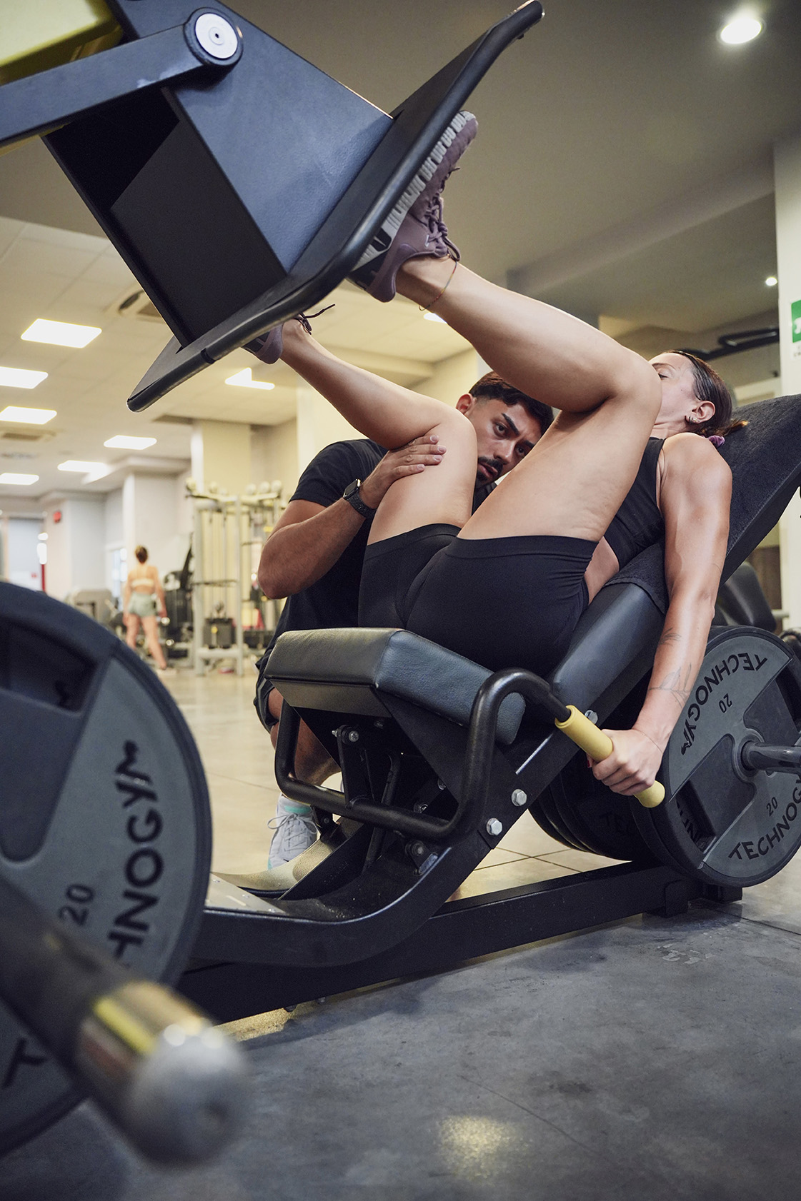 Esercizio di leg press assistito