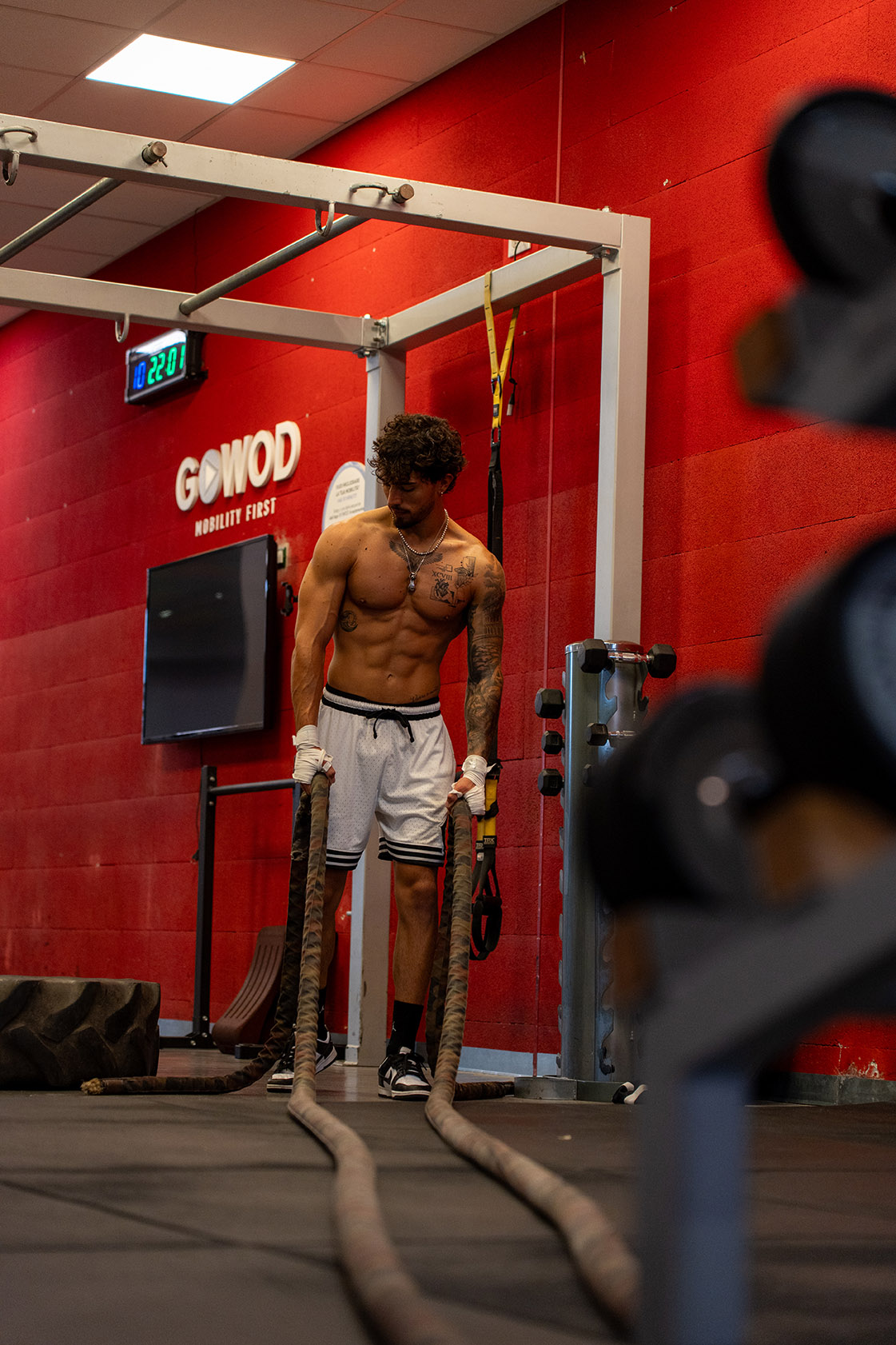 Spazio per functional training con kettlebell, corde, box jump e TRX