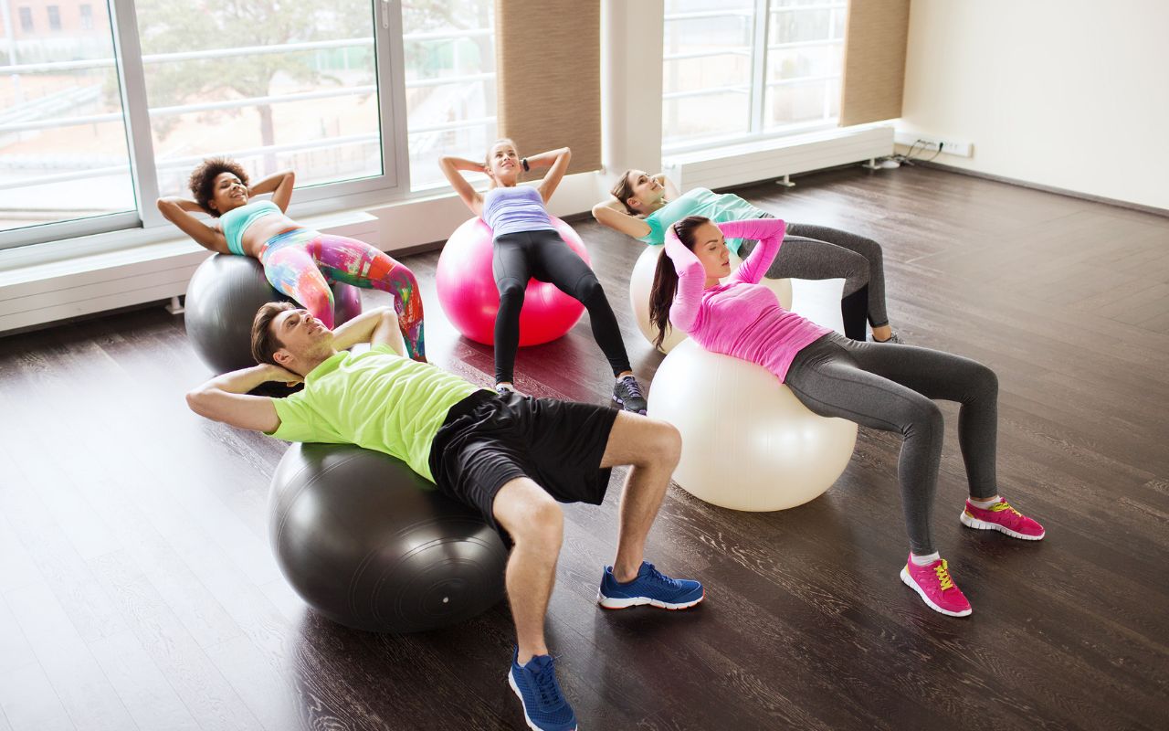I 10 esercizi con fitball per mantenersi in forma
