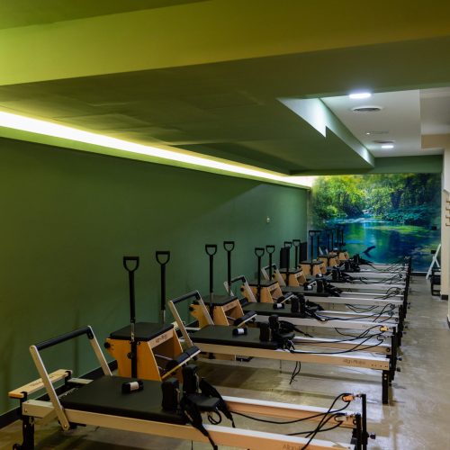 Macchinari Reformer Pilates di alta qualità per un allenamento completo del corpo.