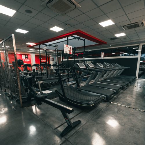 Spazio per functional training con kettlebell, corde, box jump e TRX per allenamenti a corpo libero.