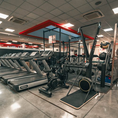 Sala pesi di Passion Fitness con attrezzature moderne per allenamenti di cardio.